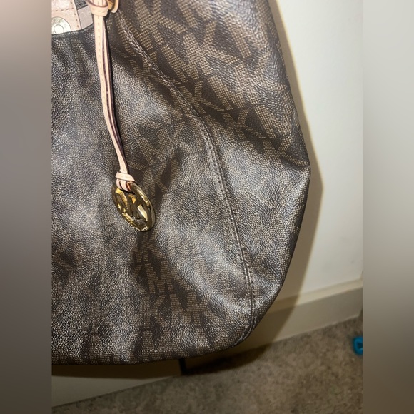 Michael Kors bag. Amazing condition. Medium size. Gold chains! - Picture 2 of 5